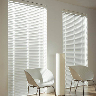 Individuelle UV- und Wärmedämmung für Badezimmer Elektromotorisierte Shangrila Blinds