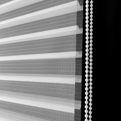 Individuelle UV- und Wärmedämmung für Badezimmer Elektromotorisierte Shangrila Blinds